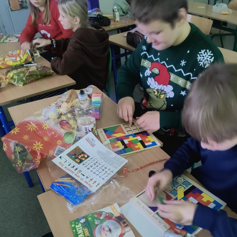 Uczniowie klasy 6 z prezentami