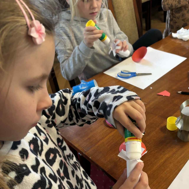 Dzieci podczas wykonywania ozdób na choinkę