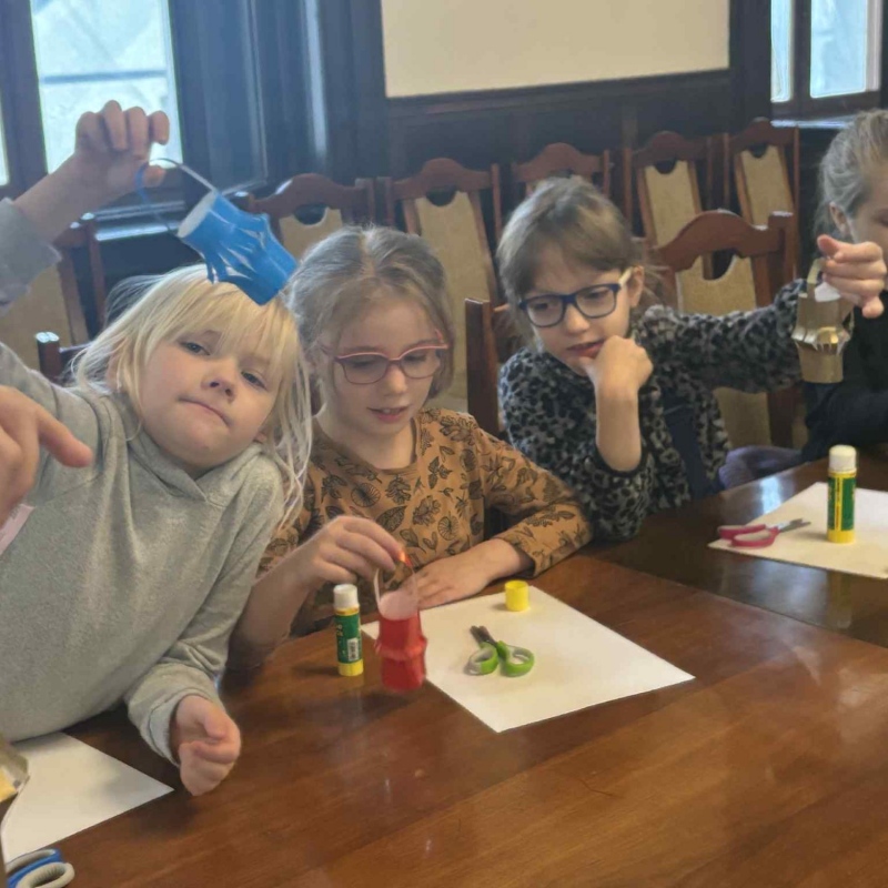 Dzieci podczas wykonywania ozdób na choinkę