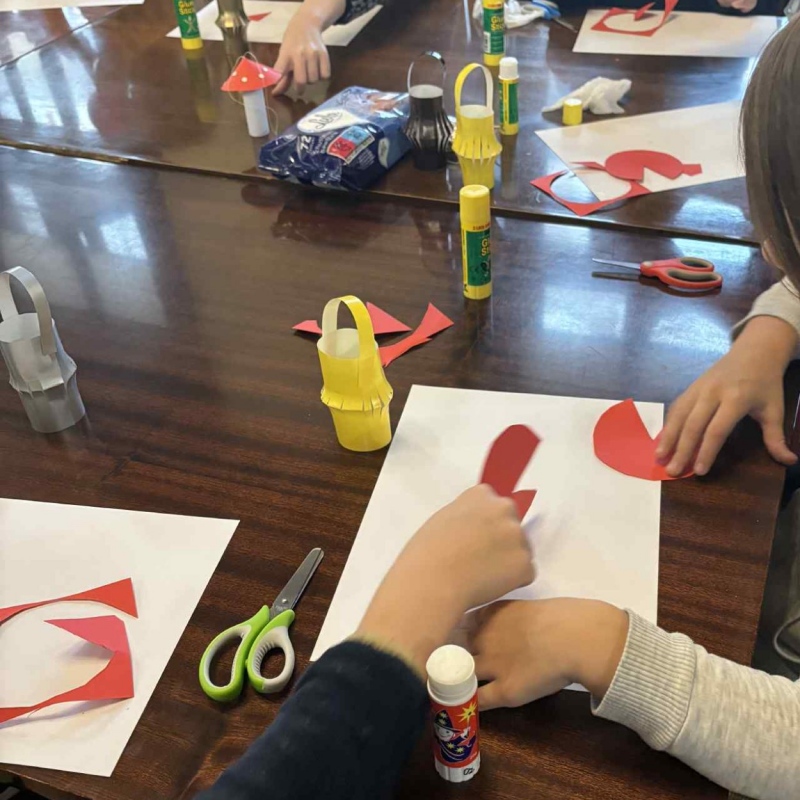 Dzieci podczas wykonywania ozdób na choinkę