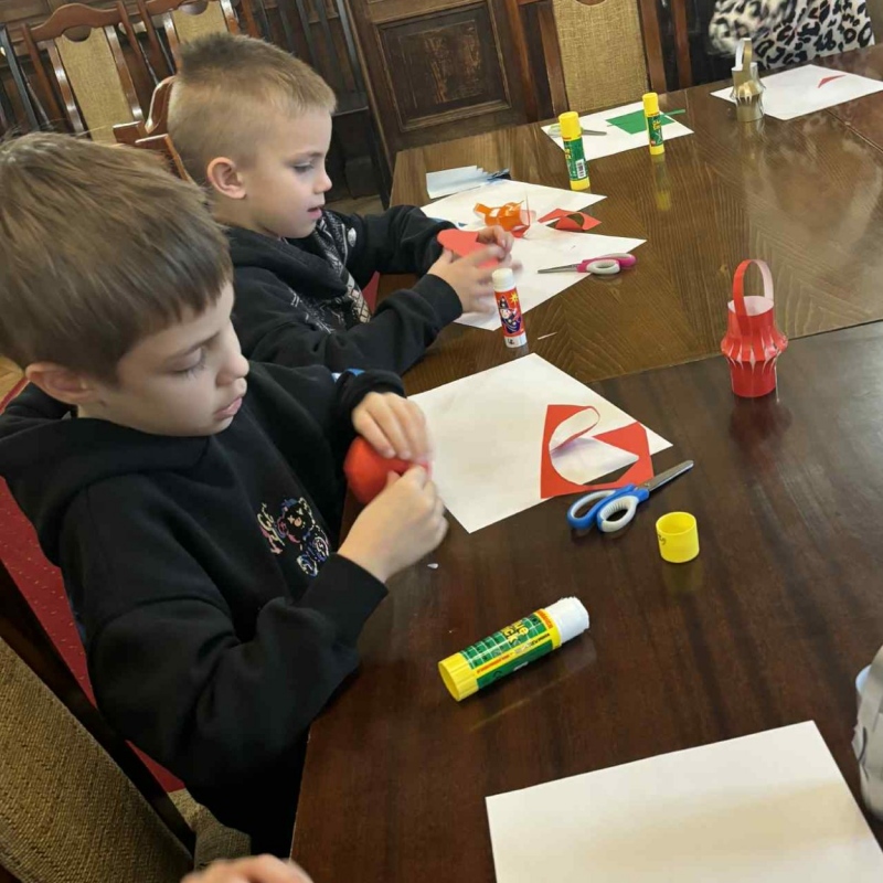 Dzieci podczas wykonywania ozdób na choinkę