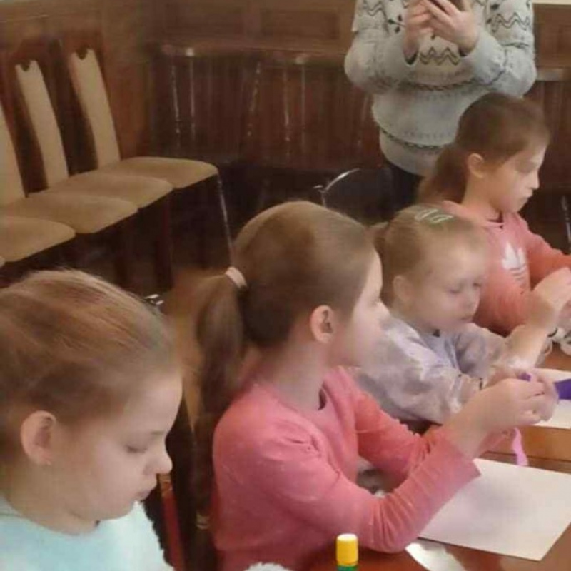 Dzieci podczas wykonywania ozdób na choinkę