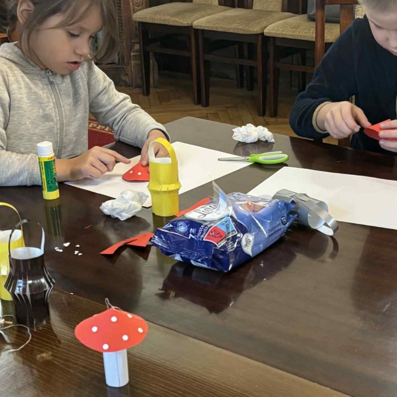 Dzieci podczas wykonywania ozdób na choinkę