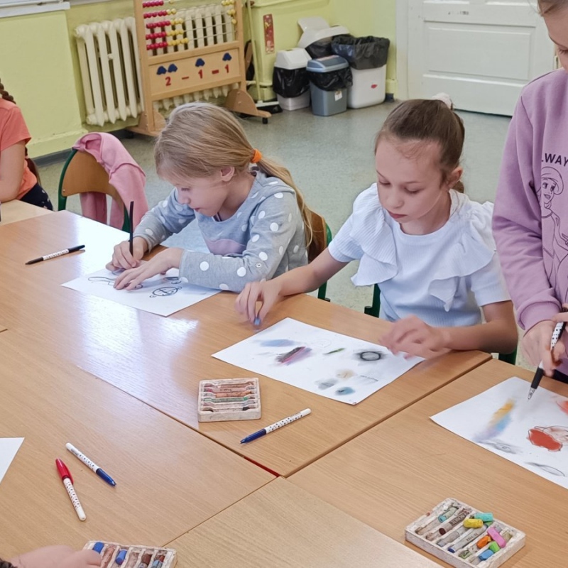 Uczniowie klasy 3 podczas  twórczej pracy