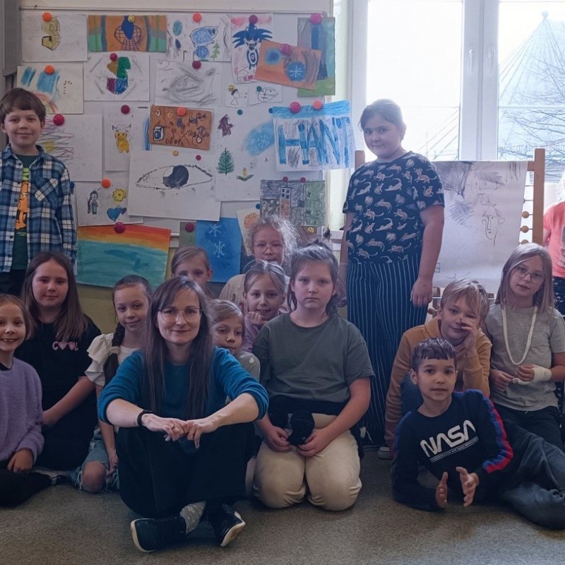 Uczniowie klasy 3 z ilustratorką