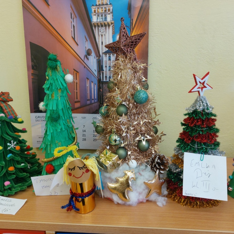 Ozdoby świateczne - prace konkursowe uczniów, choinki, aniołek