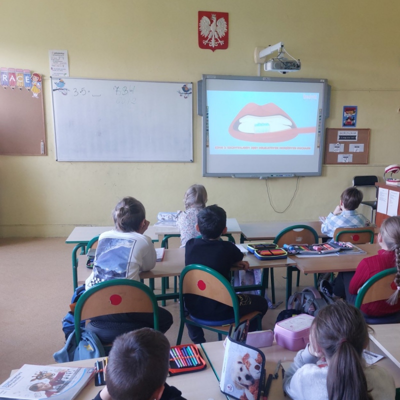 Uczniowie oglądają film o prawidłowym myciu zębów