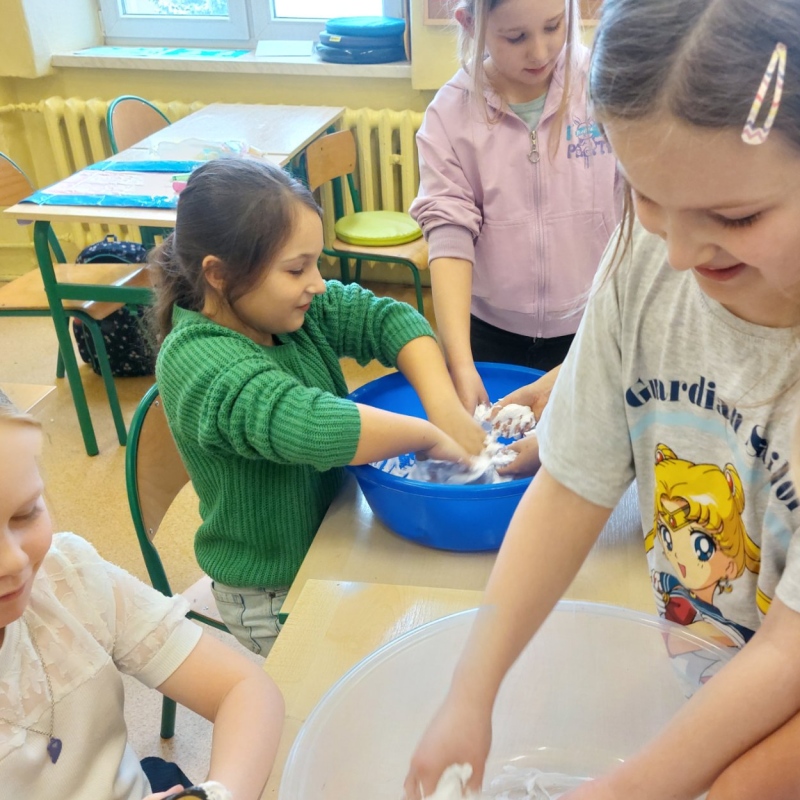 Uczniowie podczas przygotowywania sztucznego śniegu