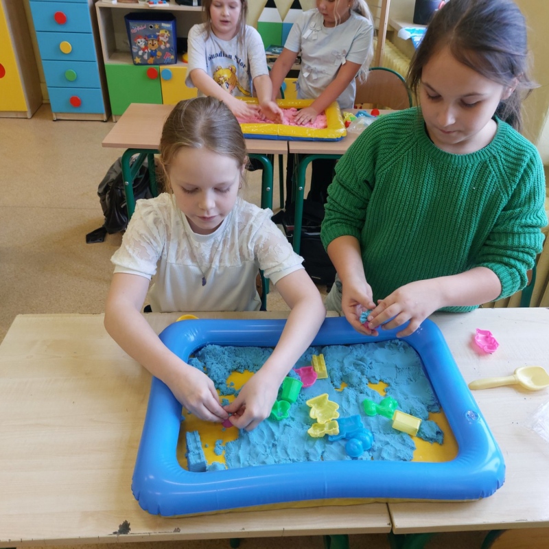 Uczniowie podczas zabaw sztucznym śniegiem