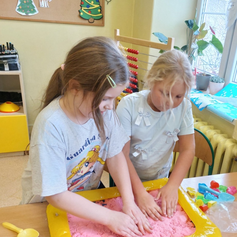 Uczniowie podczas zabaw sztucznym śniegiem