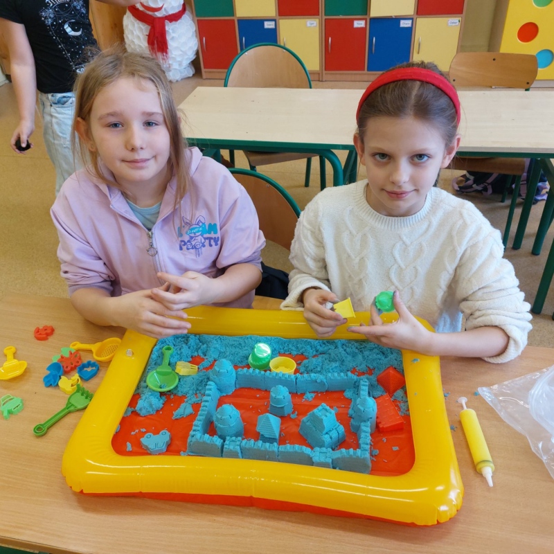 Uczniowie z przygotowanym sztucznym śniegiem