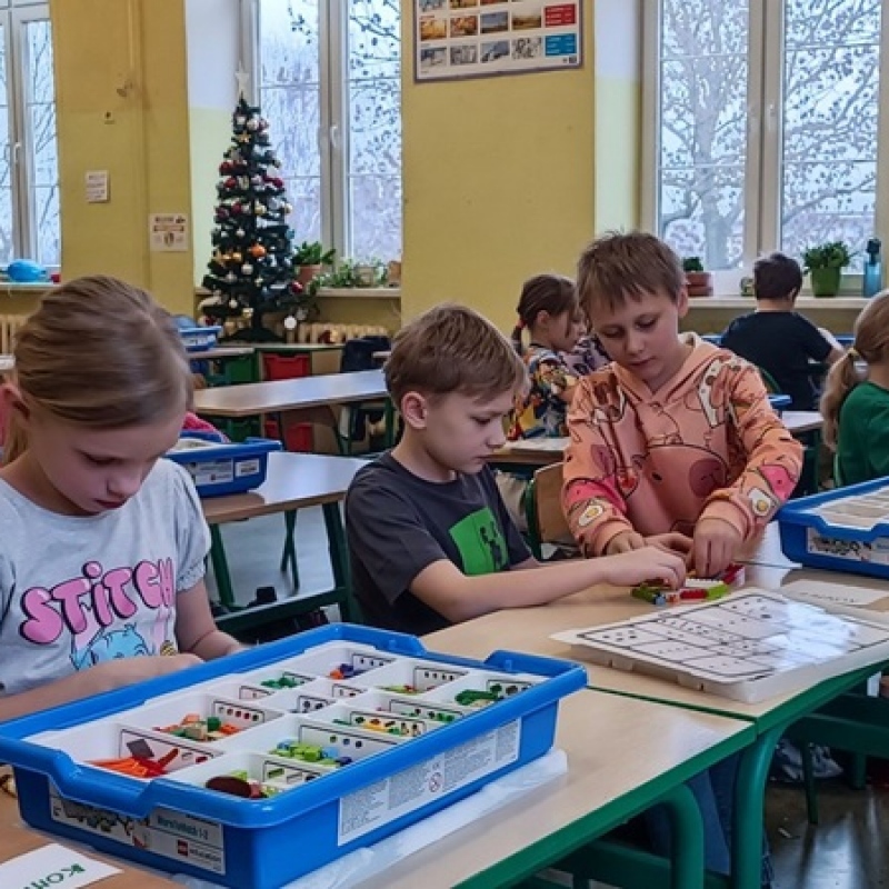 uczniowie budują z klocków lego