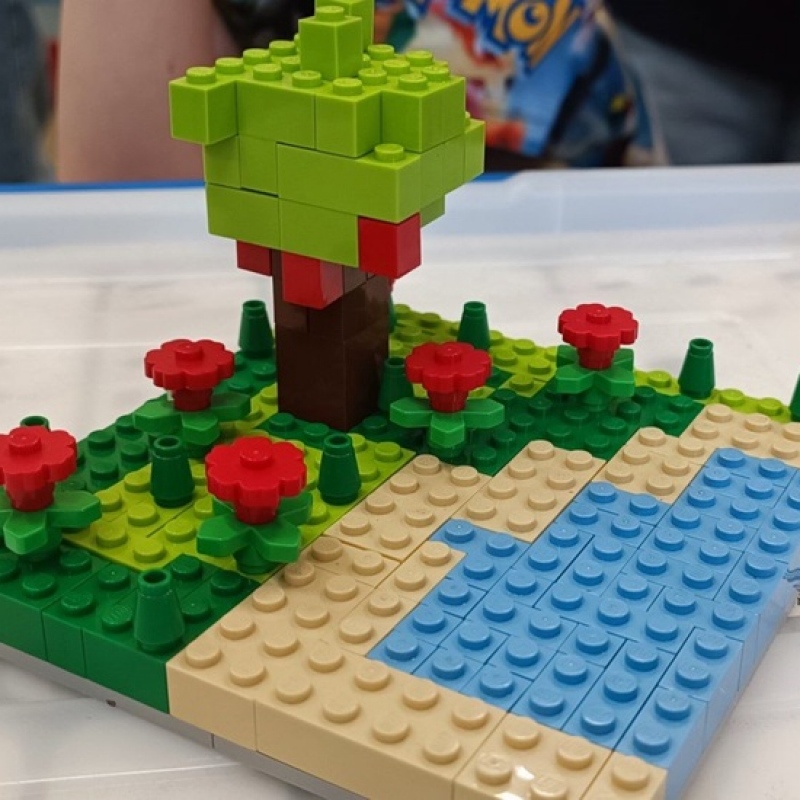 budowla z klocków lego drzewo