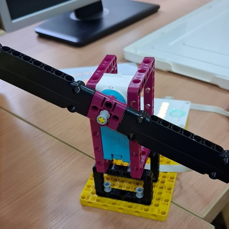 wiatrak z klocków lego