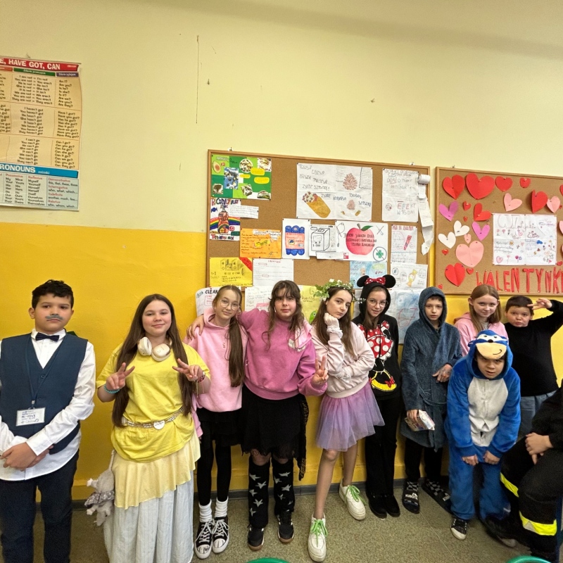 Uczniowie klasy 5 w dniu postaci z bajek