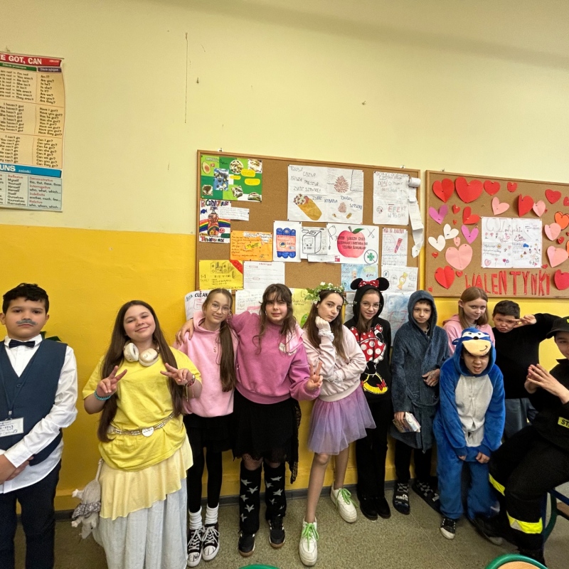 Uczniowie klasy 5 w dniu postaci z bajek