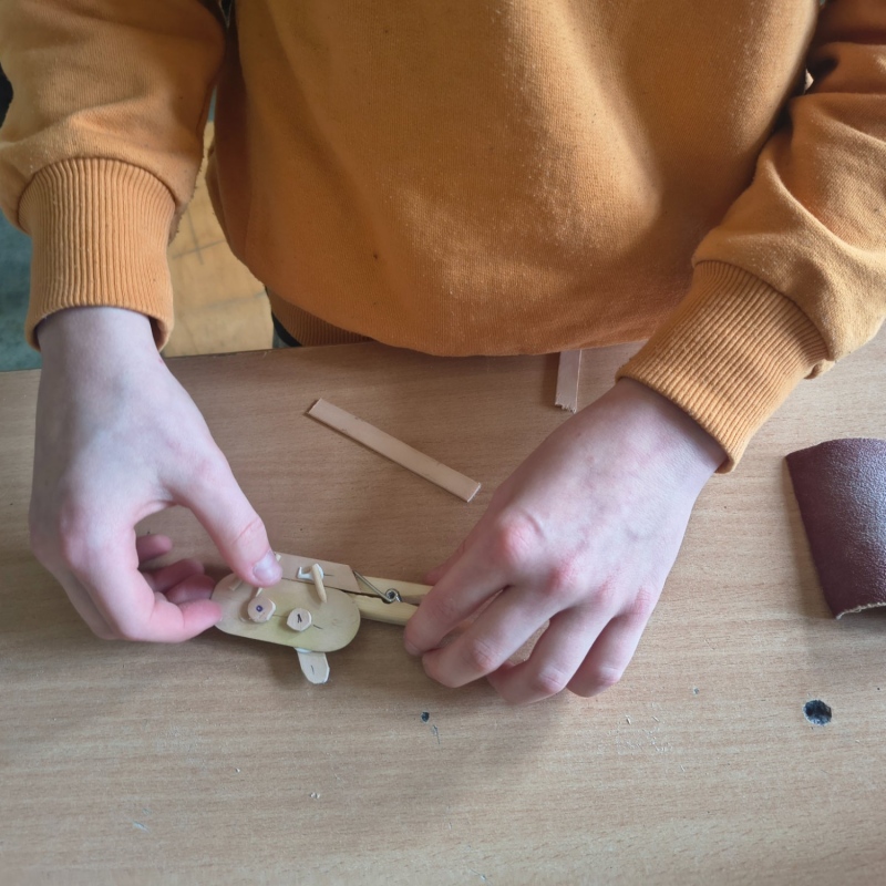 Prace uczniów na lekcji techniki ze spinaczy