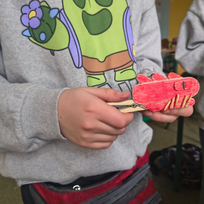 Prace uczniów na lekcji techniki ze spinaczy