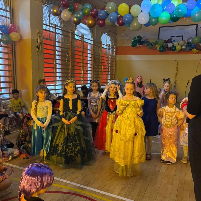 Dziewczynki przebrane za księżniczki