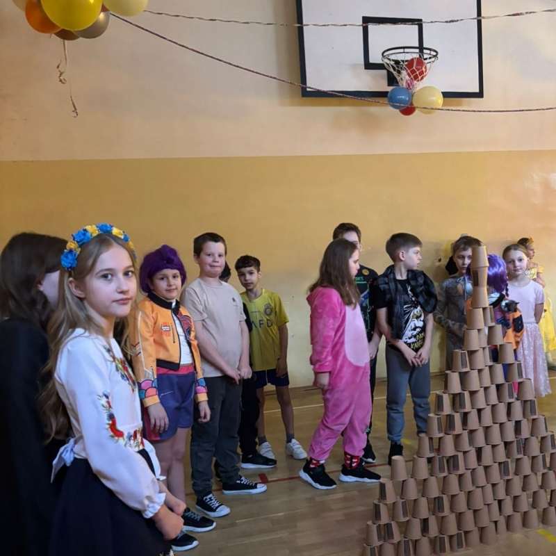 Uczniowie klasy 3 ułożyli najwyższą wieżę