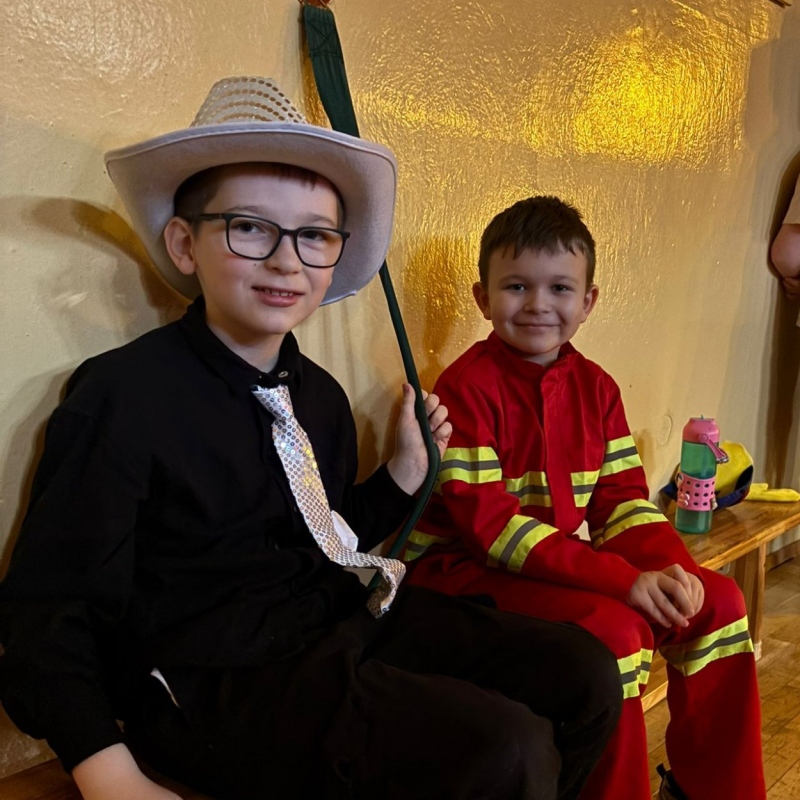 Uczniowie odpoczywają podczas balu