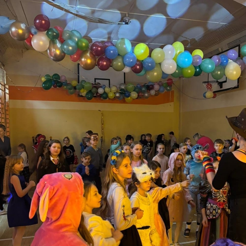 Uczniowie podczas nauki choreografii