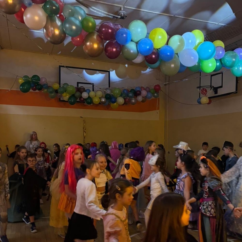 Uczniowie podczas wspólnej zabawy