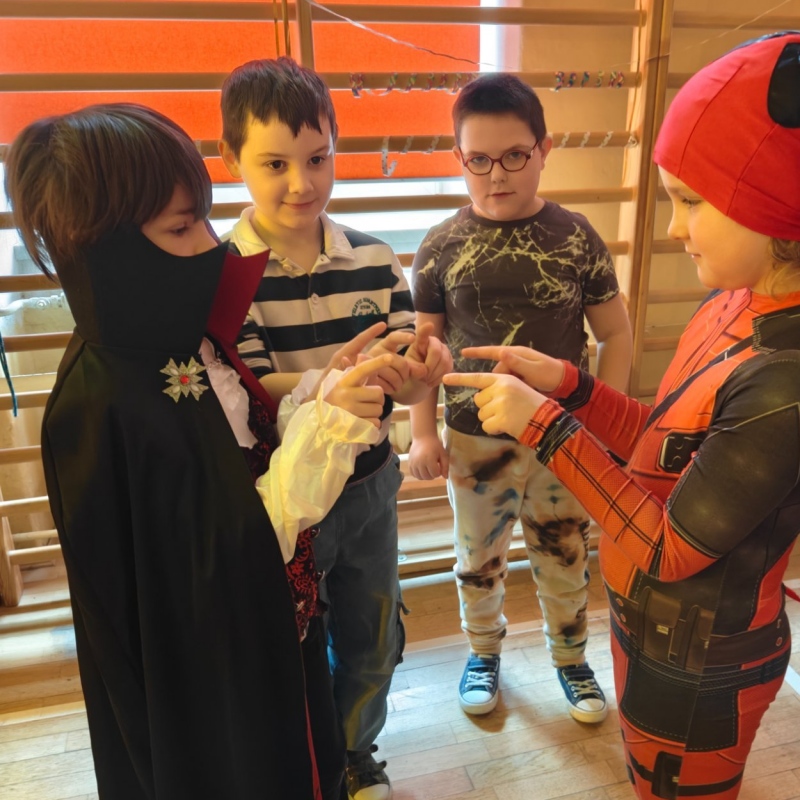 Uczniowie podczas zabawy