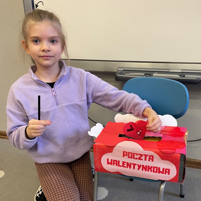 Uczennica wrzucający kartkę do świetlicowej skrzynki