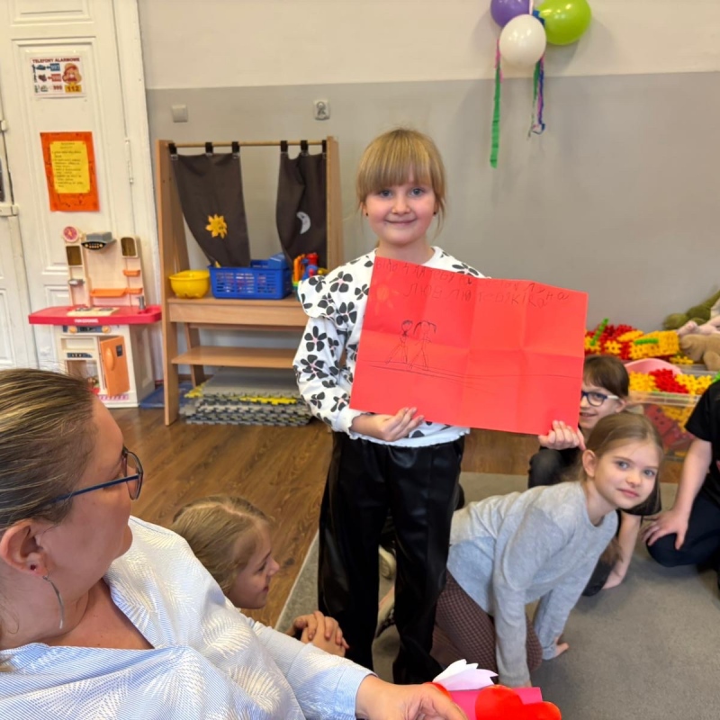 Uczniowie otrzymujący kartki z walentynkowej poczty