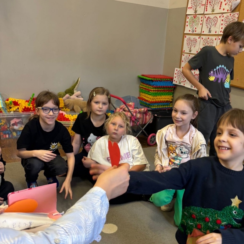 Uczniowie otrzymujący kartki z walentynkowej poczty