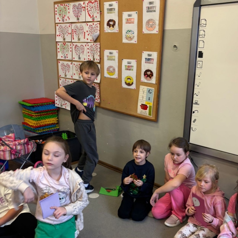 Uczniowie otrzymujący kartki z walentynkowej poczty