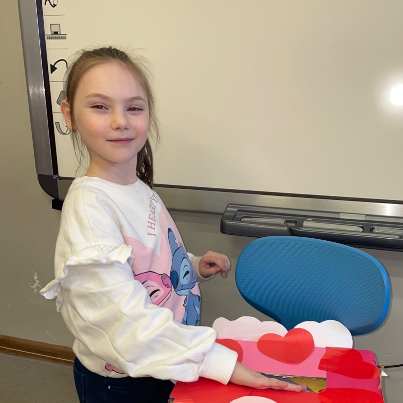 dzieci otrzymują kartkę walentynkową