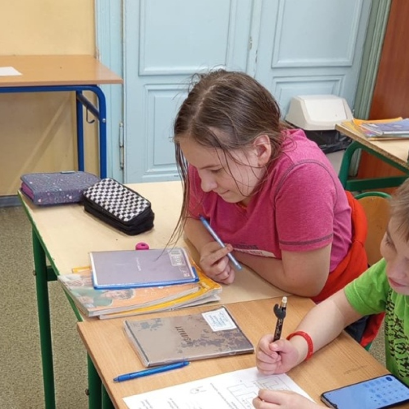 uczniowie rozwiązują karty pracy