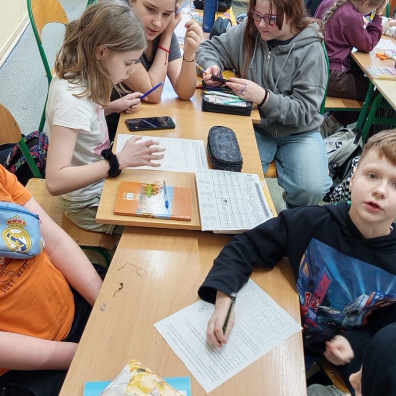uczniowie rozwiązują karty pracy