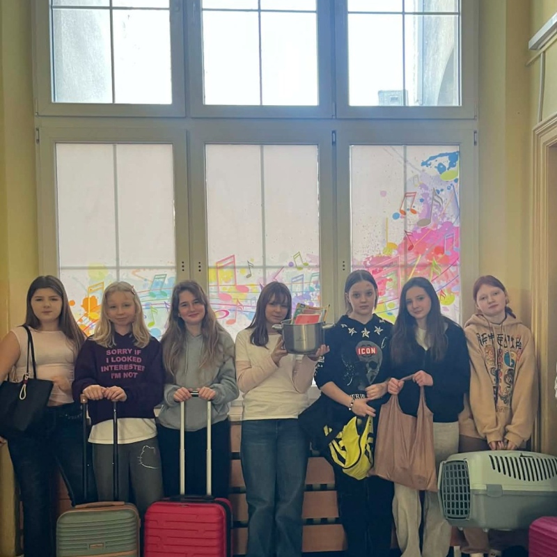 uczniowie z przedmiotami zamiast plecaków