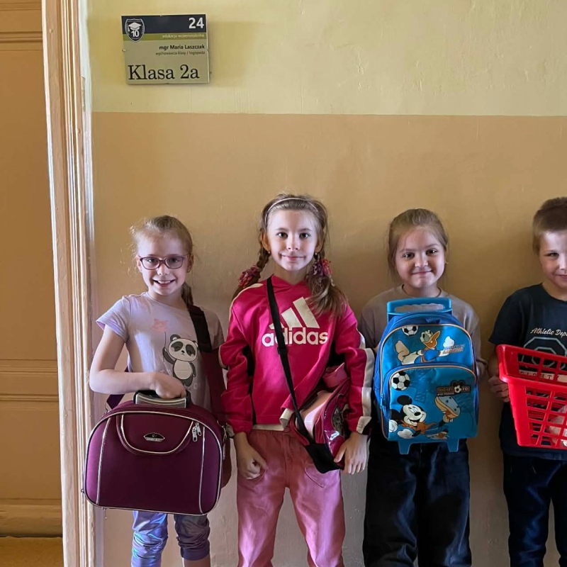 uczniowie z przedmiotami zamiast plecaków