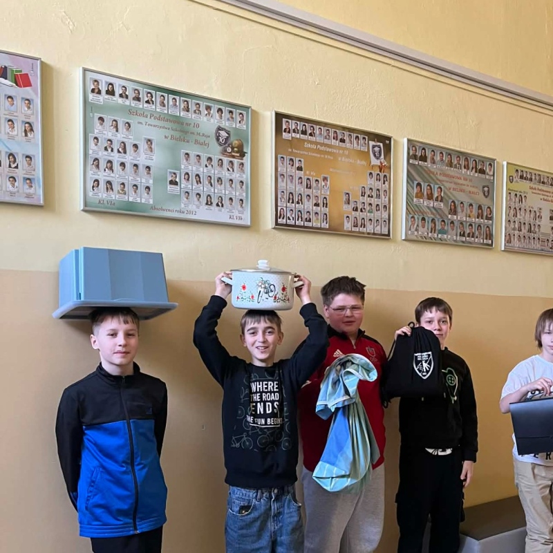 uczniowie z przedmiotami zamiast plecaków