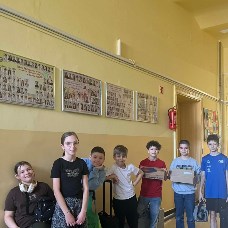 uczniowie z przedmiotami zamiast plecaków