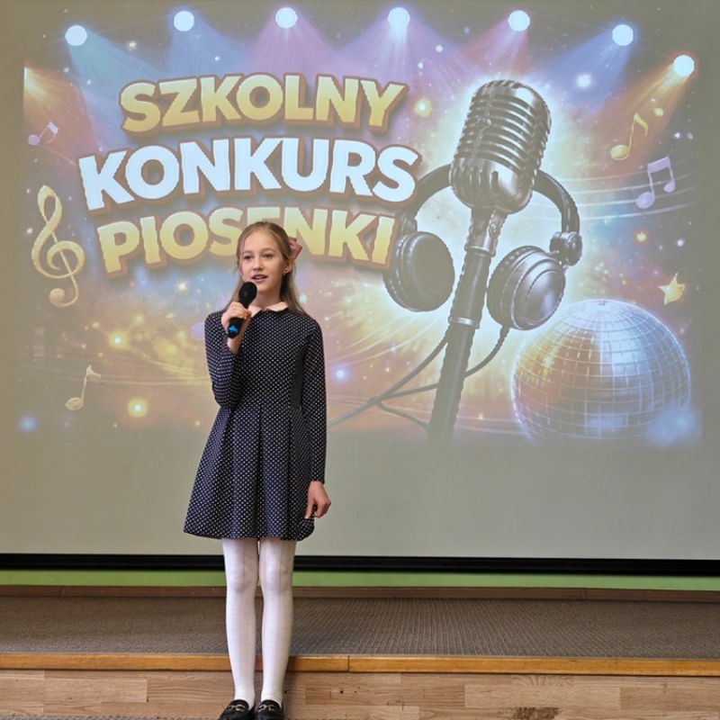 dziecko śpiewające na tle baneru szkolny konkurs piosenki