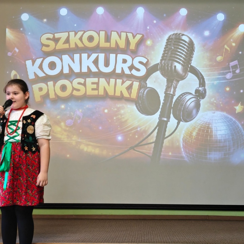 dziecko śpiewające na tle baneru szkolny konkurs piosenki