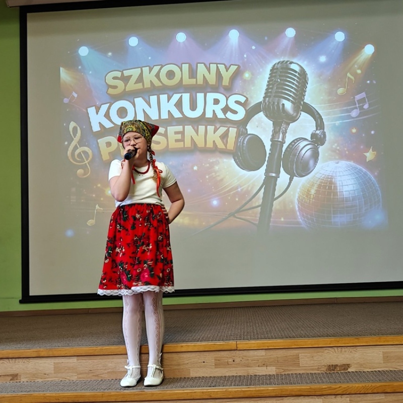 dziecko śpiewające na tle baneru szkolny konkurs piosenki