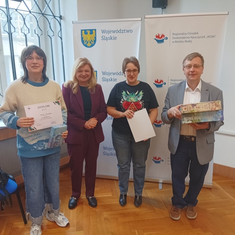 uczennica z dyplomem oraz komisją konkursową