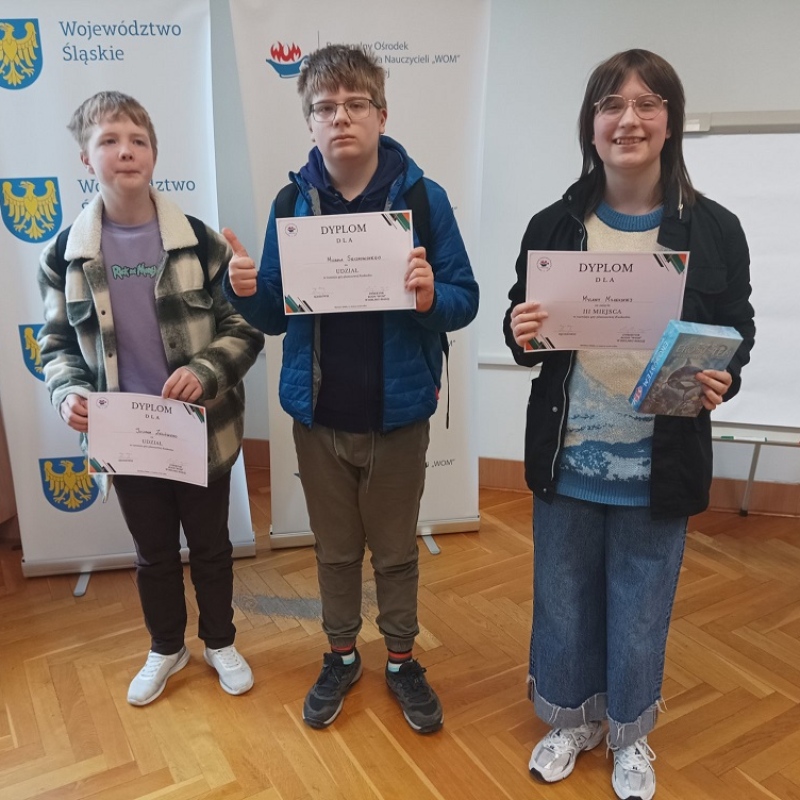troje uczniów z dyplomami za udział w konkursie