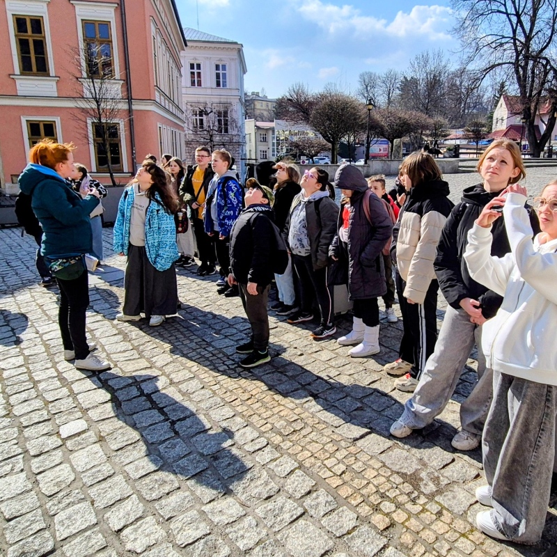 Uczniowie na spacerze edukacyjnym po Bielsku-Białej