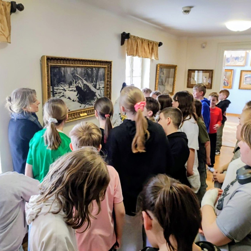 Uczniowie oglądają wystawę w Muzeum Juliana Fałata