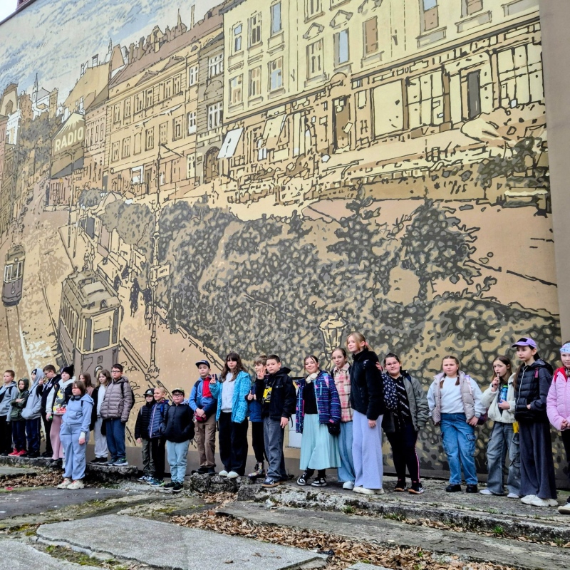 Uczniowie przed budynkiem Muzeum Włókiennictwa Stara Fabryka