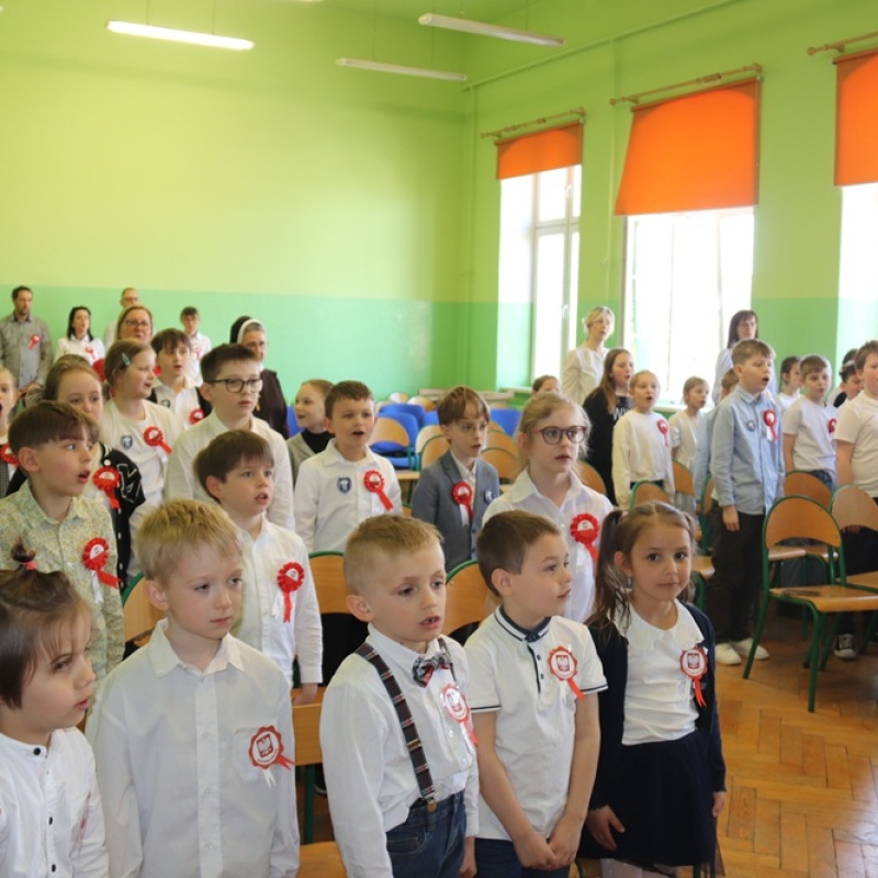 uczniowie śpiewają hymn Polski
