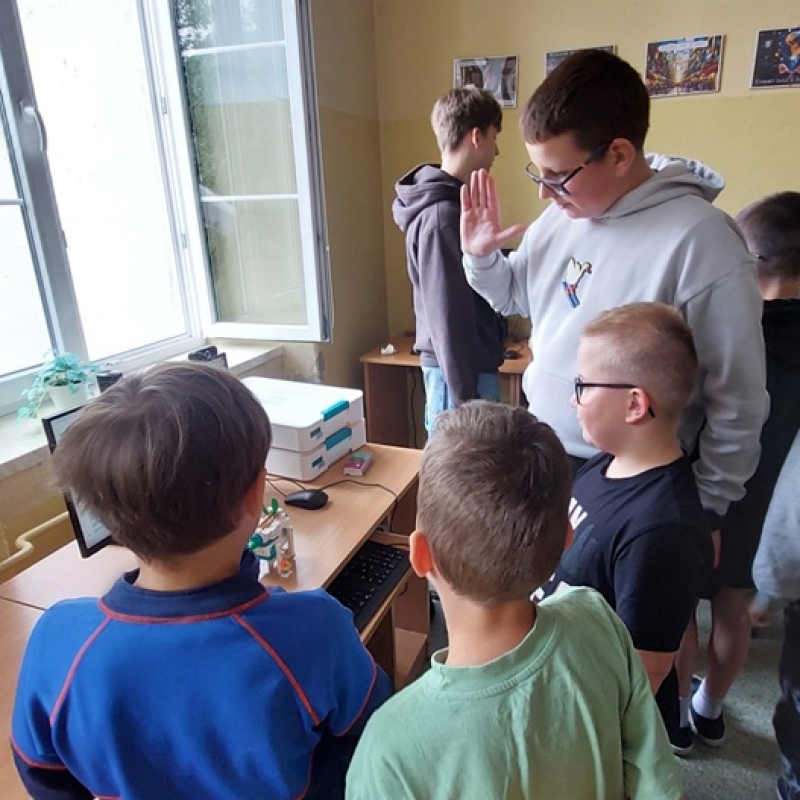 uczniowie trenują ruchy robota za pomocą gestów