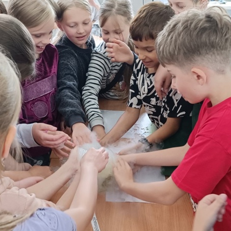 uczniowie uczestniczą w eksperymencie chemicznym